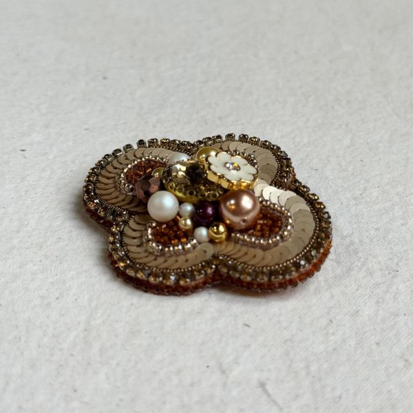 經典款別針-卡其 手工刺繡胸針,珠繡胸針,施華洛世奇胸針,手工飾品,精品胸針,台灣設計品牌,珍珠胸針,精緻飾品,禮物推薦,高質感配件