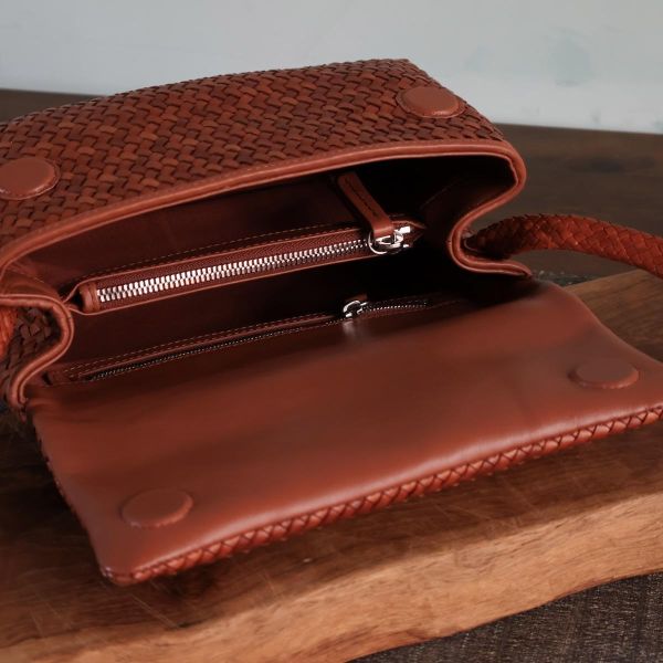 【Allan K】Caroline DJ 皮革編織包（焦糖棕） 皮包,皮革,皮革編織,牛皮,肩背包,手工皮革編織,手工,包包