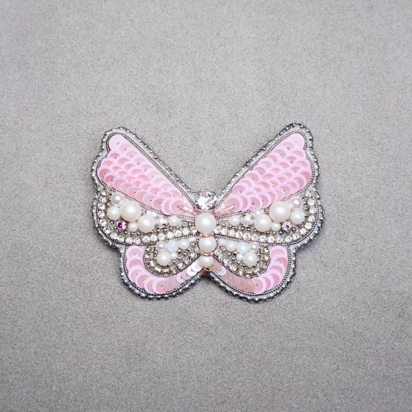 粉蝴蝶別針 手工刺繡胸針 / 珠繡胸針 / 施華洛世奇胸針 / 手工飾品 / 精品胸針 / 台灣設計品牌 / 珍珠胸針 / 精緻飾品 / 禮物推薦 / 高質感配件