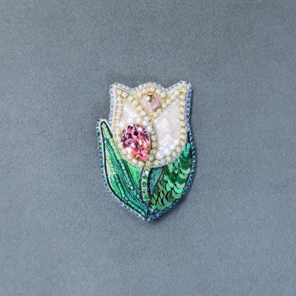 粉色鬱金香別針 手工刺繡胸針,珠繡胸針,施華洛世奇胸針,手工飾品,精品胸針,台灣設計品牌,珍珠胸針,精緻飾品,禮物推薦,高質感配件
