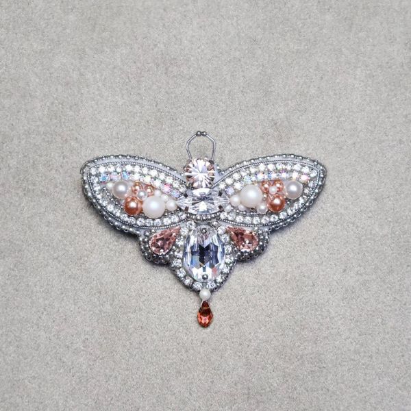 飛蛾別針 手工刺繡胸針 / 珠繡胸針 / 施華洛世奇胸針 / 手工飾品 / 精品胸針 / 台灣設計品牌 / 珍珠胸針 / 精緻飾品 / 禮物推薦 / 高質感配件