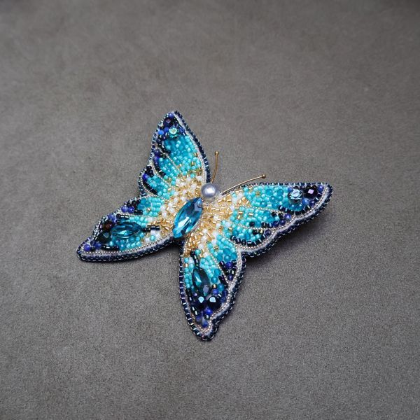 藍蝴蝶別針 手工刺繡胸針 / 珠繡胸針 / 施華洛世奇胸針 / 手工飾品 / 精品胸針 / 台灣設計品牌 / 珍珠胸針 / 精緻飾品 / 禮物推薦 / 高質感配件