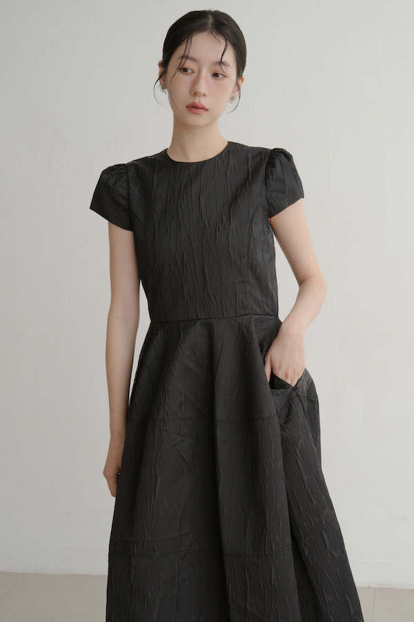 水波紋理立體剪裁洋裝(黑) 