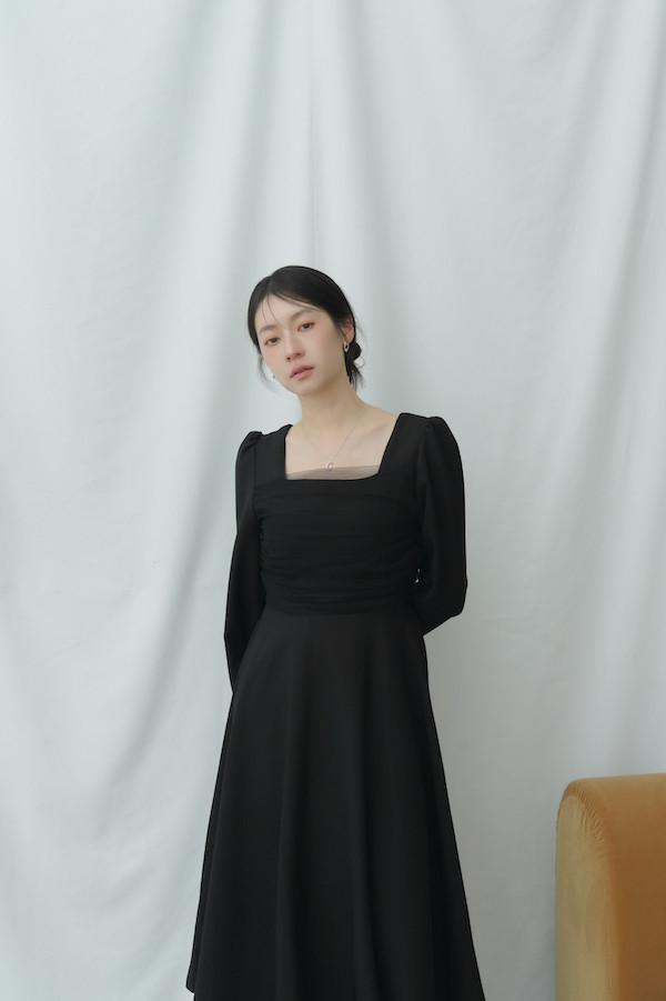抓褶網紗設計長袖洋裝(黑) 