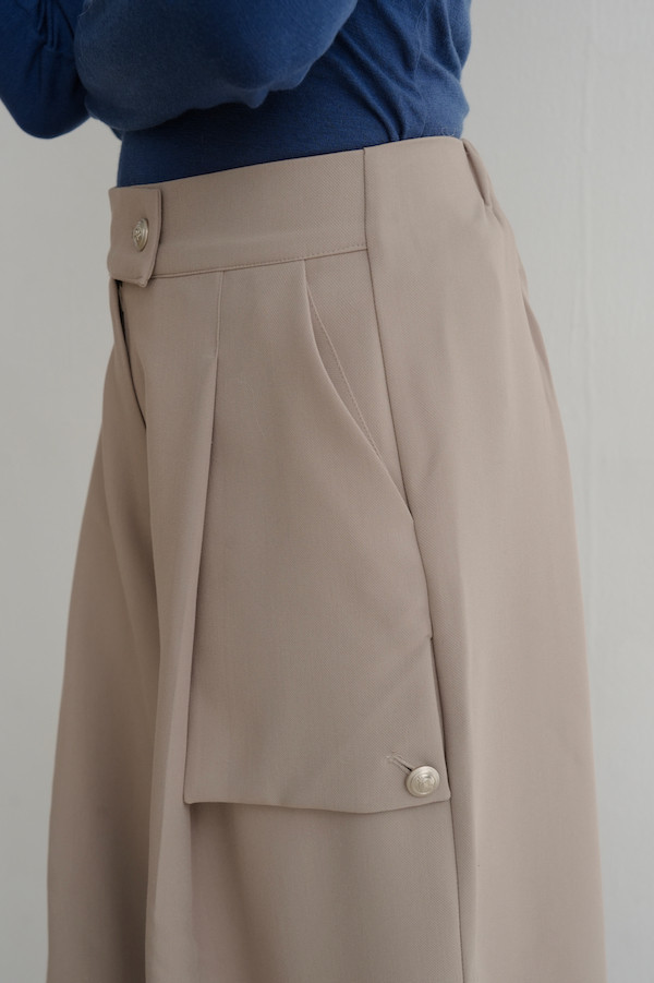 兩側釘釦設計長褲(米灰) 