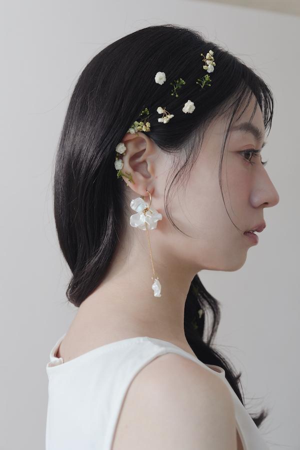 立體花瓣金色垂鍊耳針 