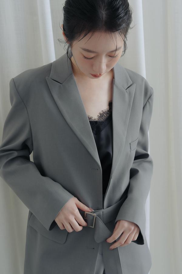 附腰帶時髦西裝外套(深灰) 