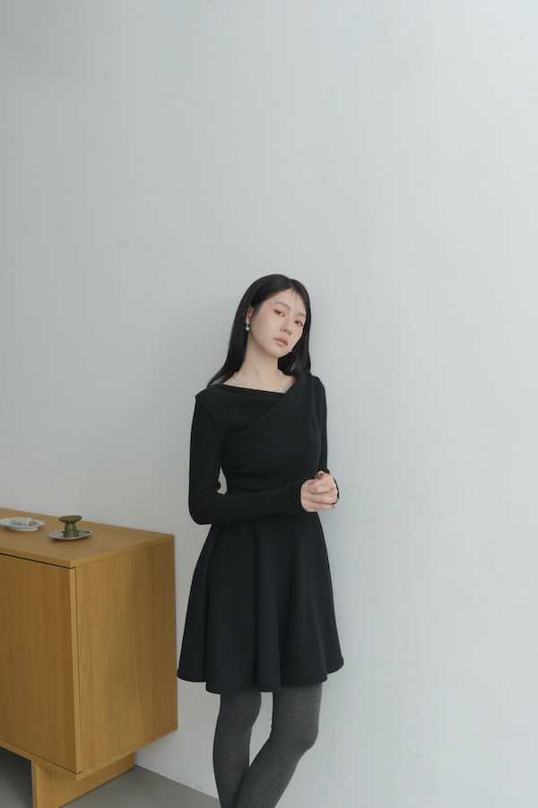 刷毛垂領設計短洋裝(黑) 