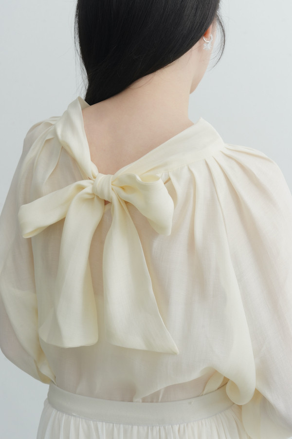 扭轉綁帶天絲上衣(米白) 