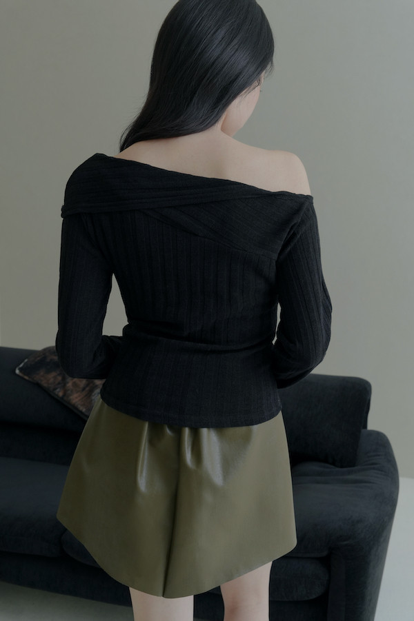 不規則卡肩坑條紋上衣(黑) 