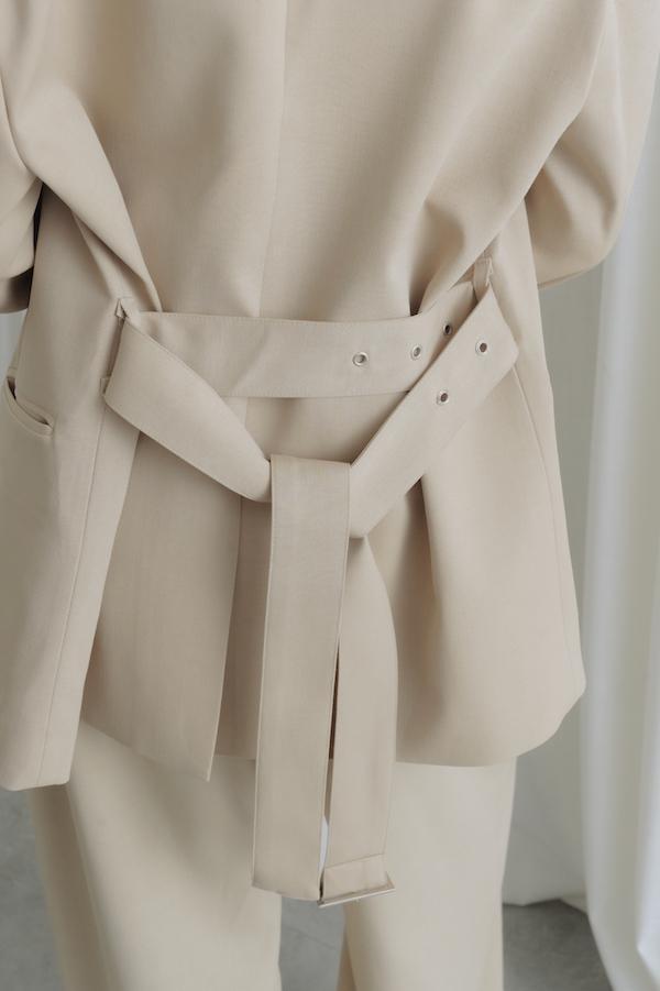 附腰帶時髦西裝外套(米) 