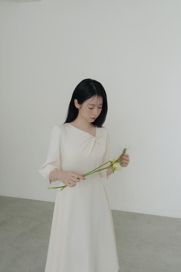 領口扭結七分袖洋裝(白) 