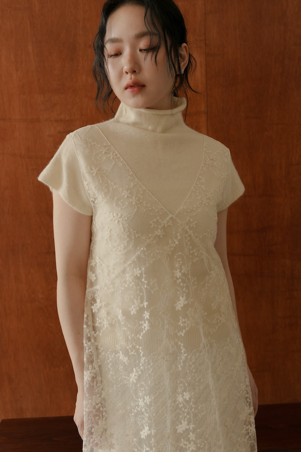V領刺繡蕾絲背心裙(白) V領蕾絲背心裙,刺繡蕾絲洋裝外搭,日系蕾絲罩衫,層次感穿搭必備,花紋蕾絲背心裙,黑色蕾絲背心裙,秋季蕾絲穿搭