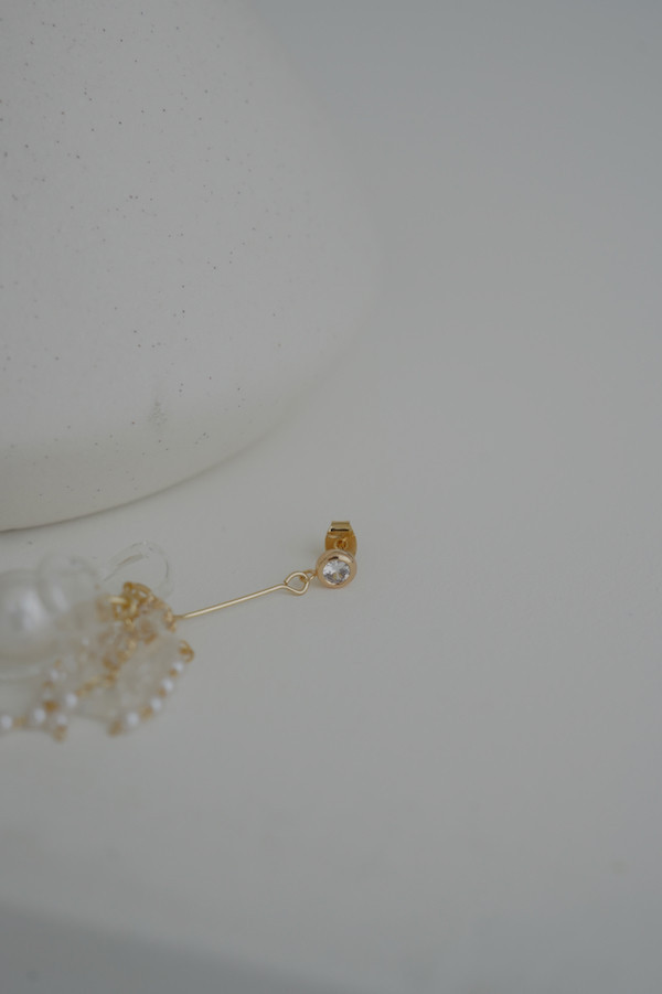 MUCHAT手作14KGP花瓣水晶白蝶貝純銀針耳環 