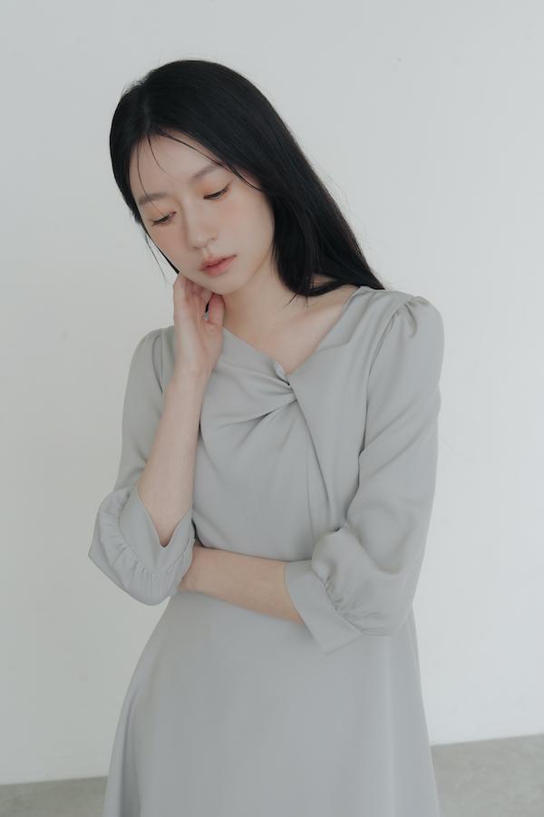 領口扭結七分袖洋裝(灰藍) 