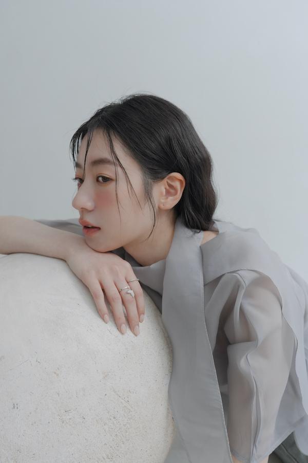 透肌彎弧袖韓系上衣(灰) 