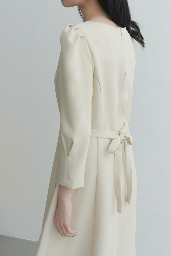 七分袖剪裁設計長洋裝(米杏) 