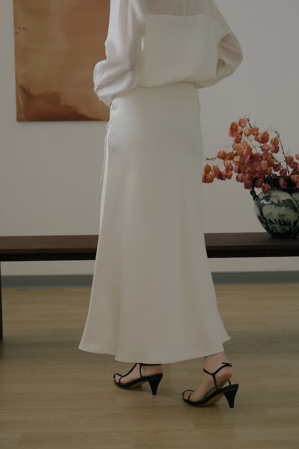 簡約光澤感緞面長裙(米白) 