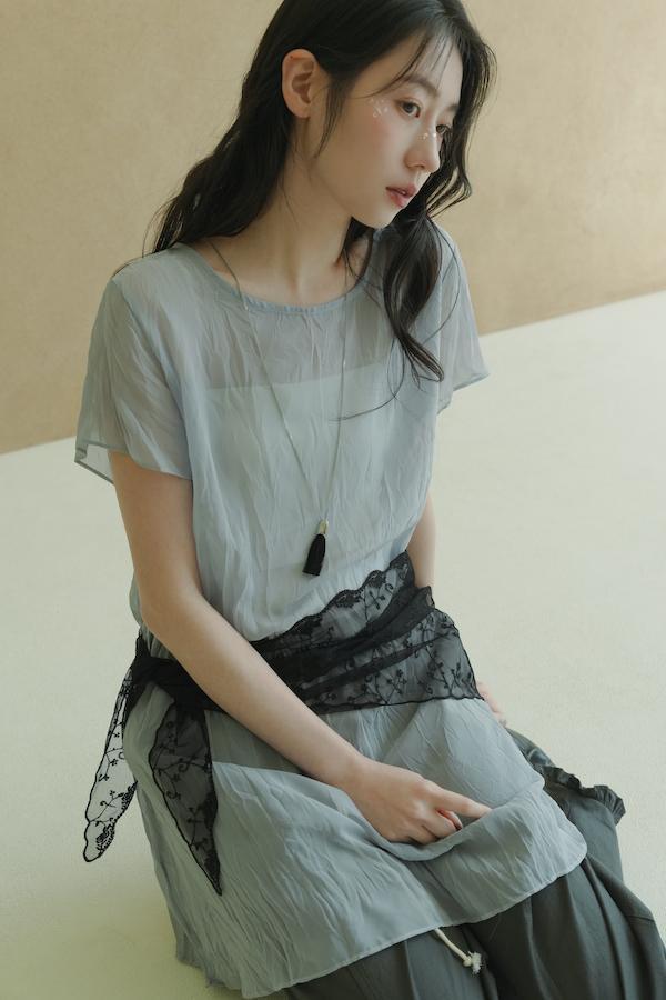 【SALE】附領巾皺皺紋理透肌感上衣(灰) 