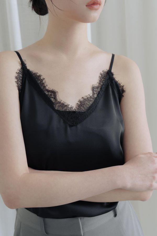 可調肩帶蕾絲緞面背心(黑) 