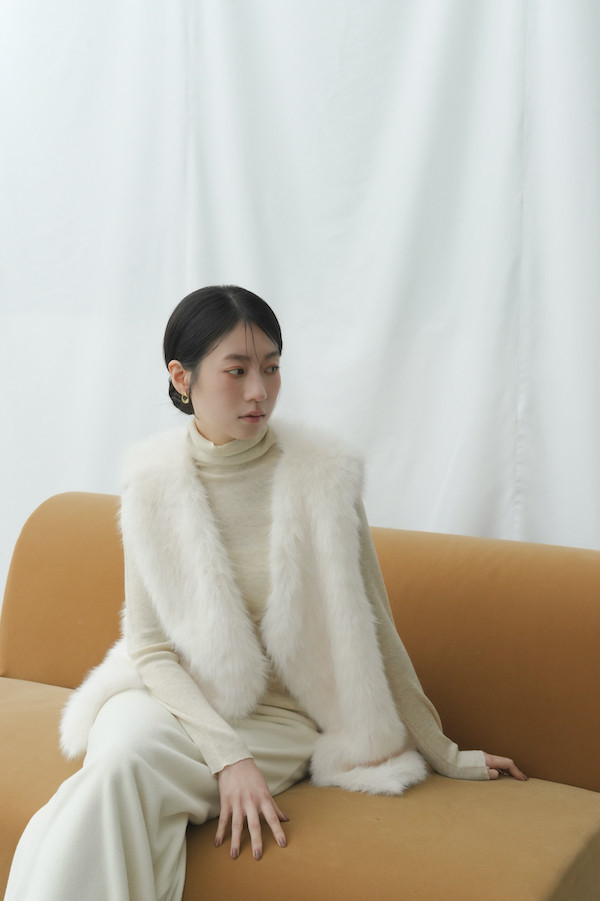 毛絨感Ｖ領光澤背心+上衣(白) 