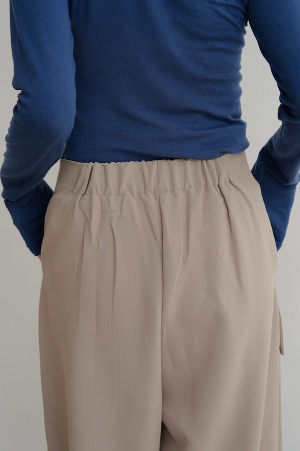 兩側釘釦設計長褲(米灰) 