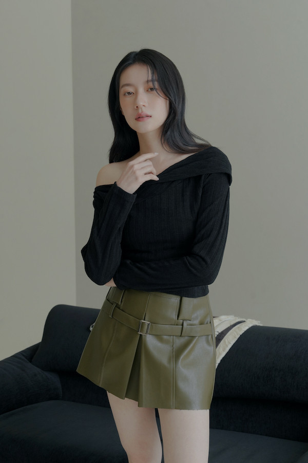 不規則卡肩坑條紋上衣(黑) 