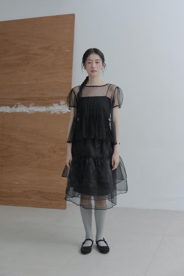 波點小包袖荷葉上衣(黑) 