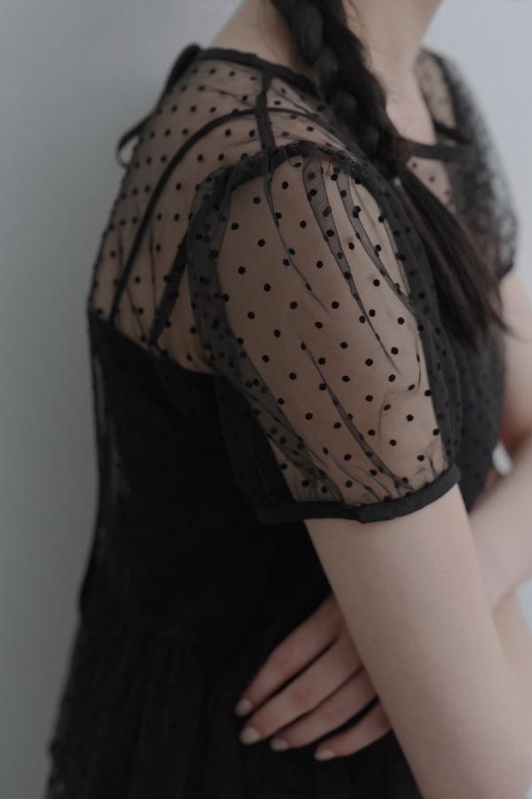 波點小包袖荷葉上衣(黑) 