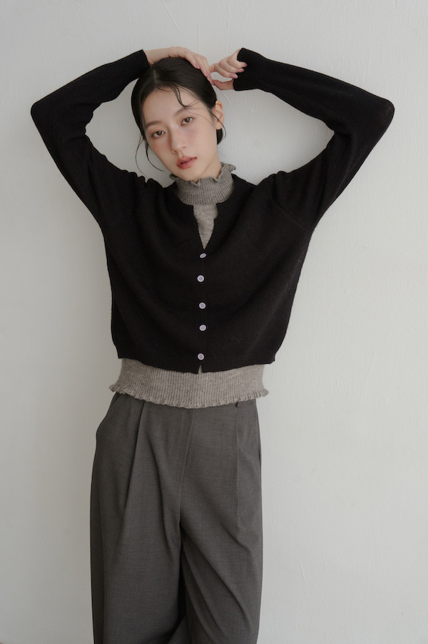 假兩件式木耳邊針織上衣(灰黑) 