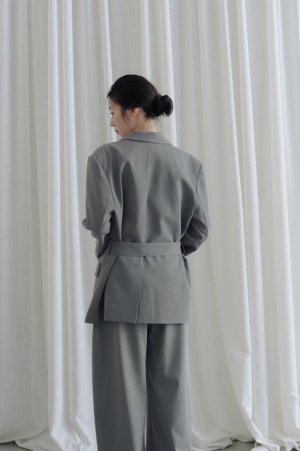 附腰帶時髦西裝外套(深灰) 