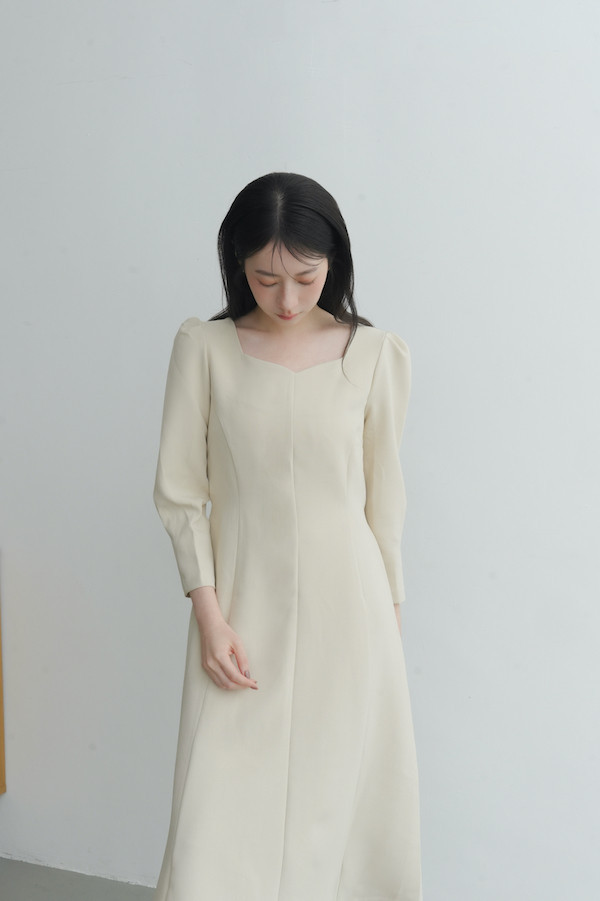 七分袖剪裁設計長洋裝(米杏) 