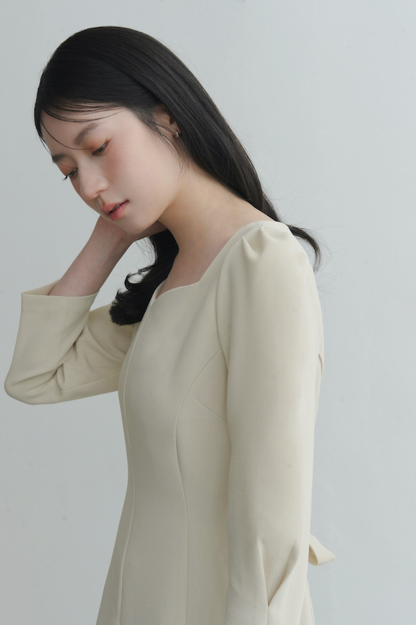 七分袖剪裁設計長洋裝(米杏) 