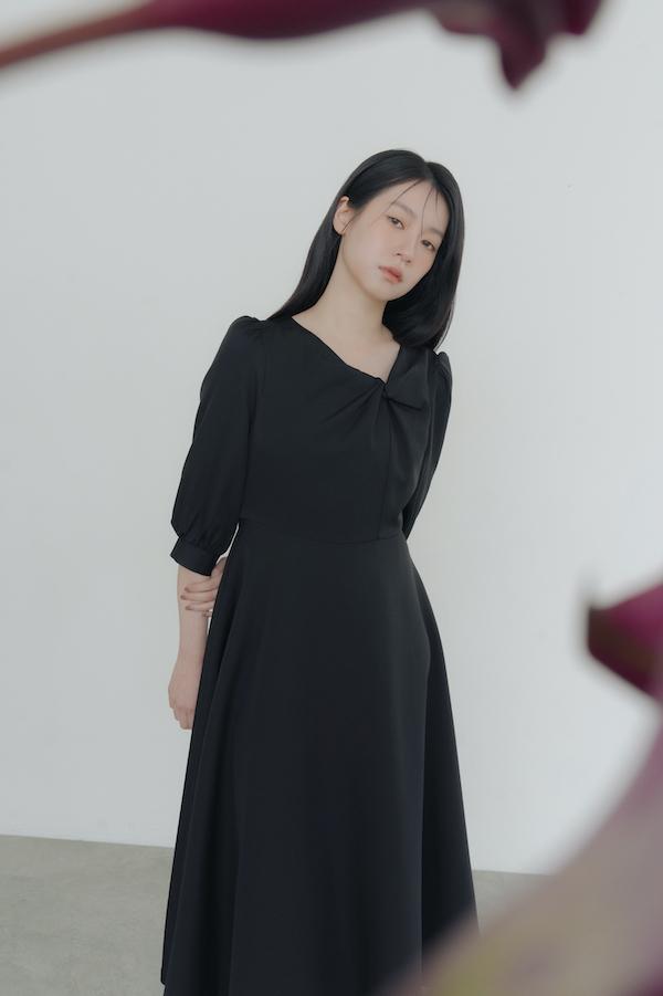 領口扭結七分袖洋裝(黑) 