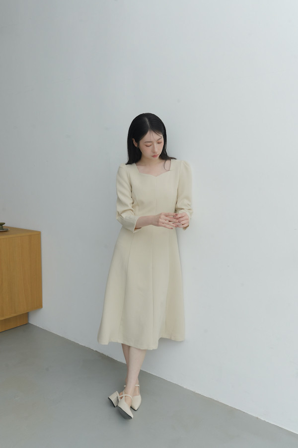 七分袖剪裁設計長洋裝(米杏) 