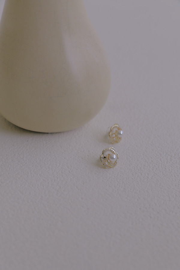 精緻珍珠花朵耳針(金) 