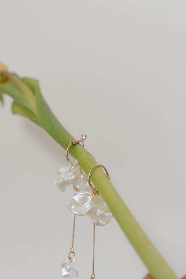 快閃-立體花瓣金色垂鍊耳針 