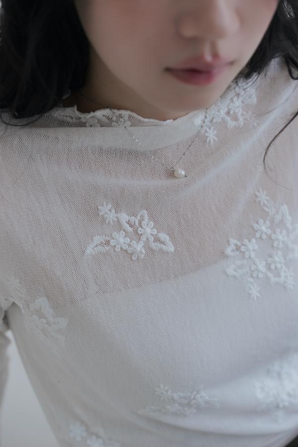 刺繡花朵透肌感上衣(白) 