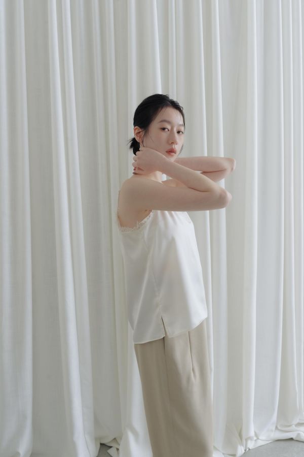 可調肩帶蕾絲緞面背心(白) 