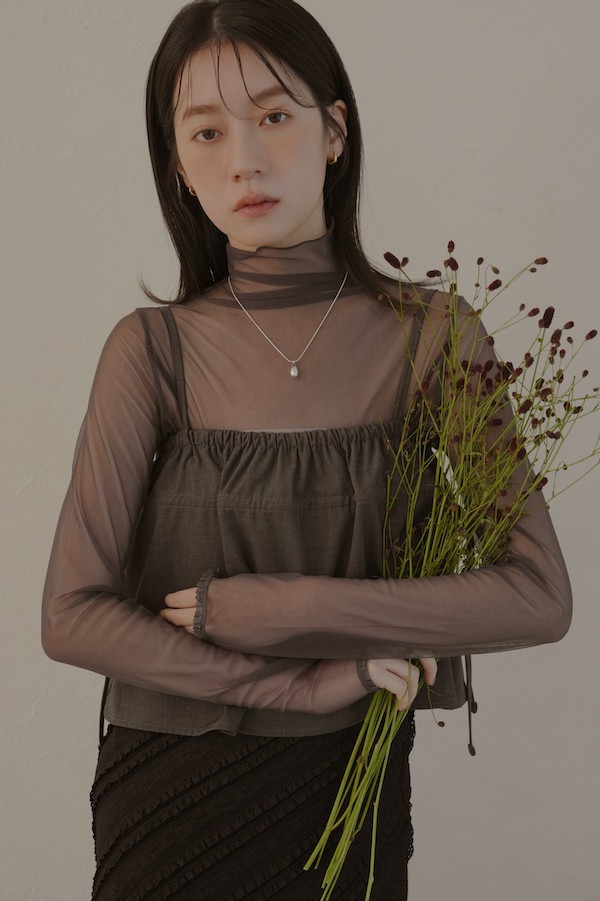 透膚袖口蕾絲打底上衣(深灰) 