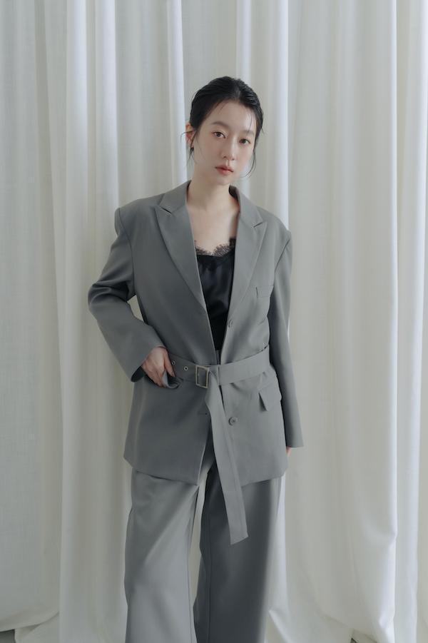 附腰帶時髦西裝外套(深灰) 