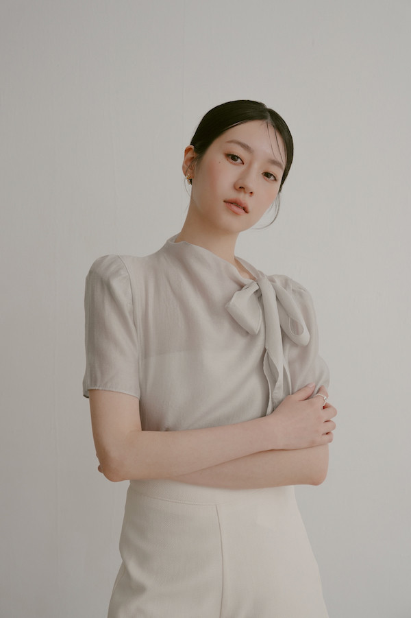 【SALE】側邊綁帶微透肌上衣(淺灰) 