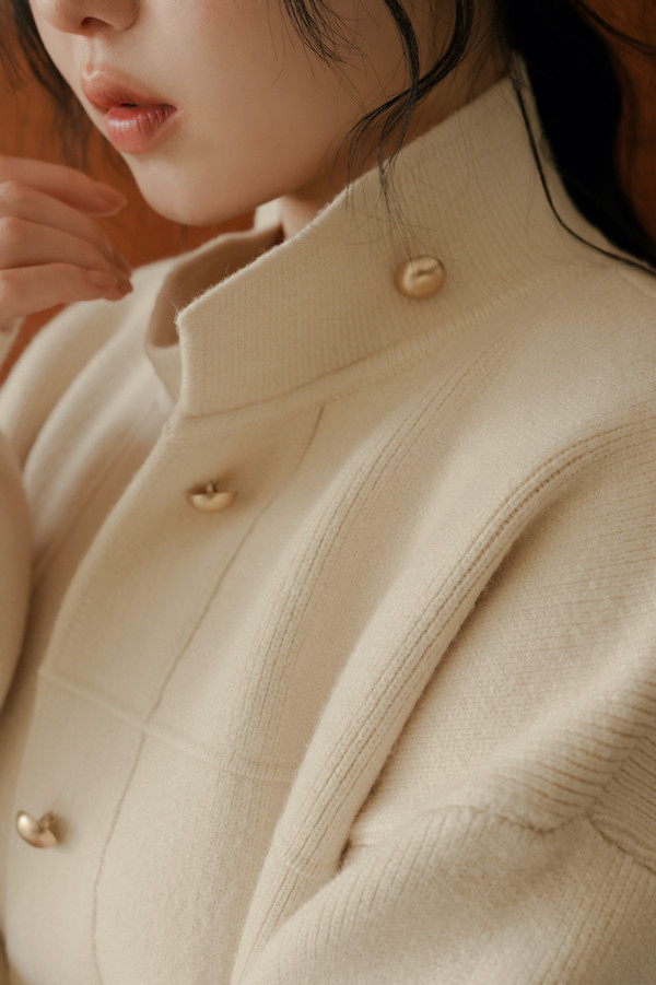 包領金釦暗門襟設計外套(米白) 