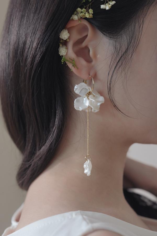 立體花瓣金色垂鍊耳針 