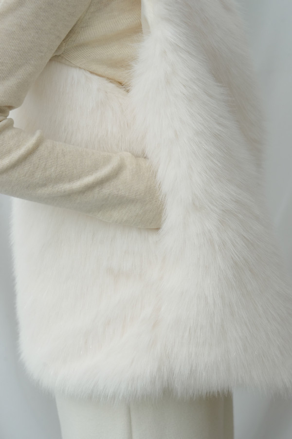 毛絨感Ｖ領光澤背心+上衣(白) 