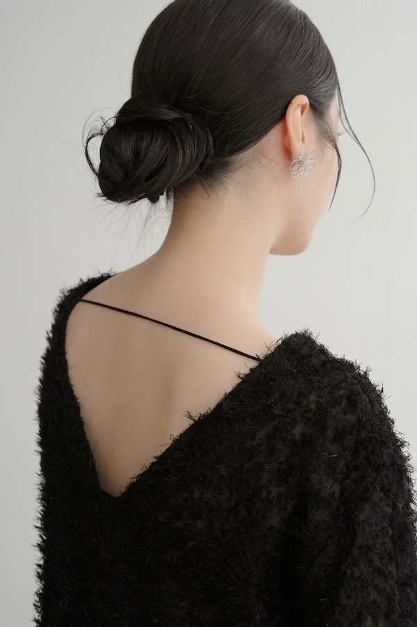 Ｖ領亮亮毛毛上衣(黑) 