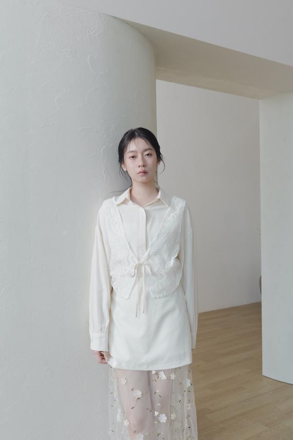 快閃-拼接蕾絲背心日感襯衫(米白) 