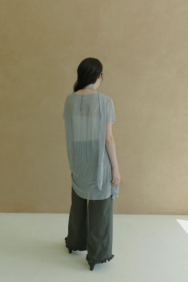 【SALE】附領巾皺皺紋理透肌感上衣(灰) 