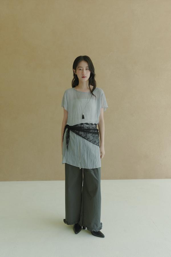 【SALE】附領巾皺皺紋理透肌感上衣(灰) 