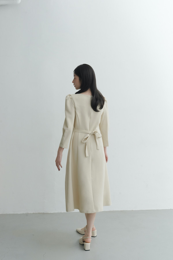 七分袖剪裁設計長洋裝(米杏) 